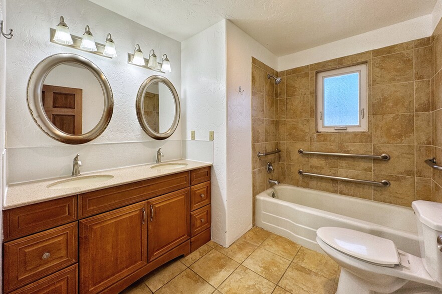 More Photos Of 25 Vista Point Rd, Santa Fe Healthcare For Sale