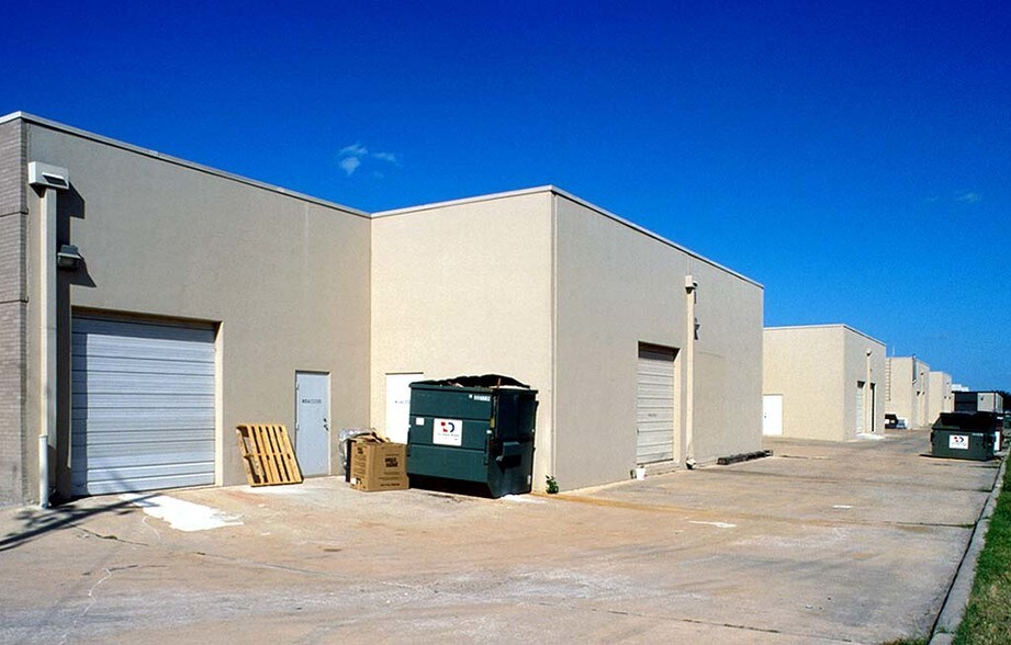 More Photos Of 2201 Denton Dr, Austin Warehouse For Lease