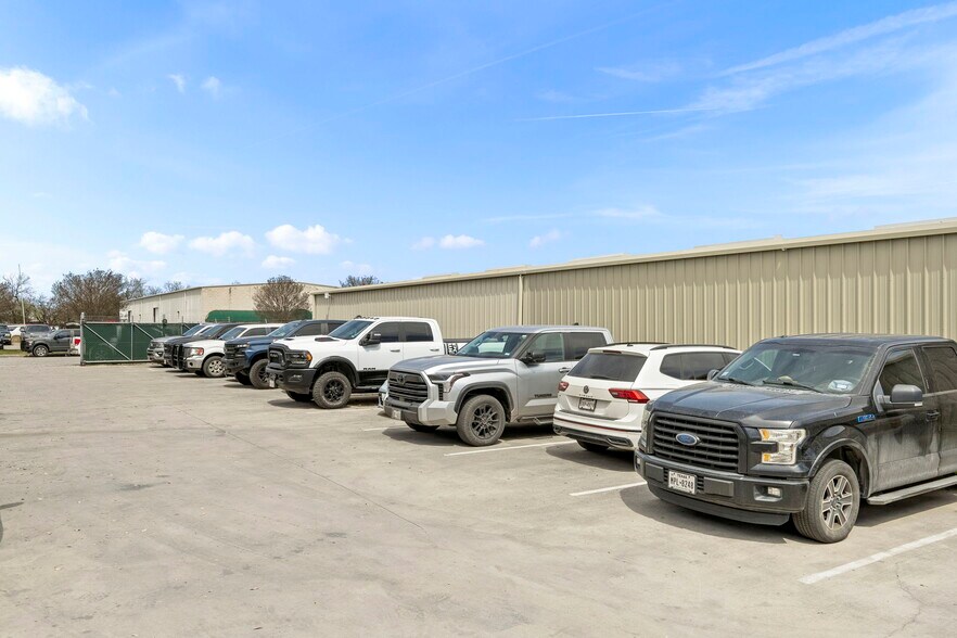 More Photos Of 108 Commercial Pl, Schertz Warehouse For Sale