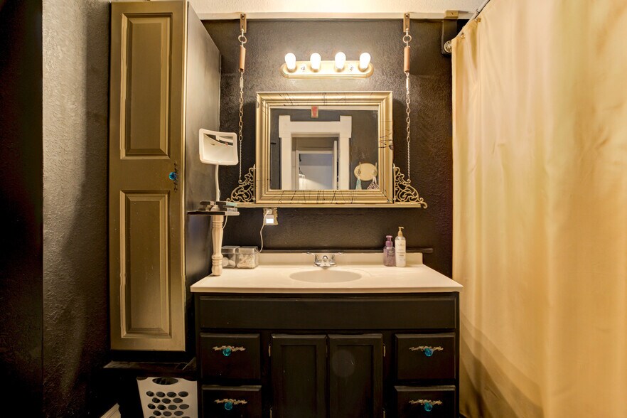 More Photos Of 117 W Harrison Ave, Guthrie Storefront Retail Residential For Sale