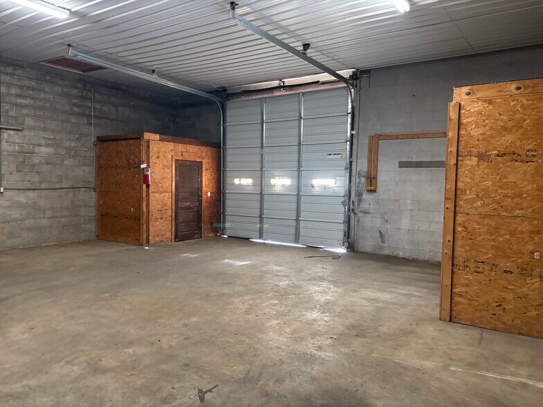 More Photos Of 835-839 Orange St, Bedford Light Distribution For Lease