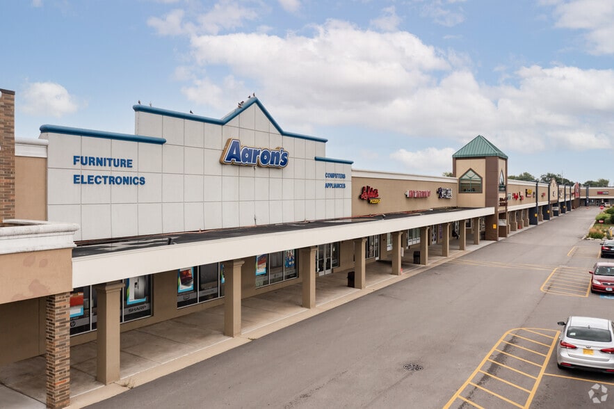 More Photos Of 4-140 W Lake St, Addison Freestanding For Lease