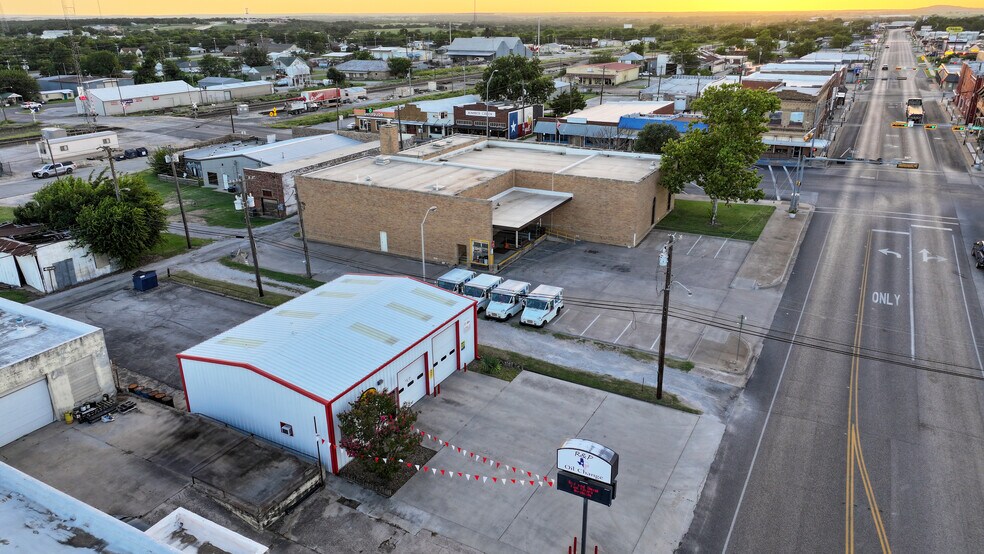 More Photos Of 108 E Wise St, Bowie Specialty For Sale