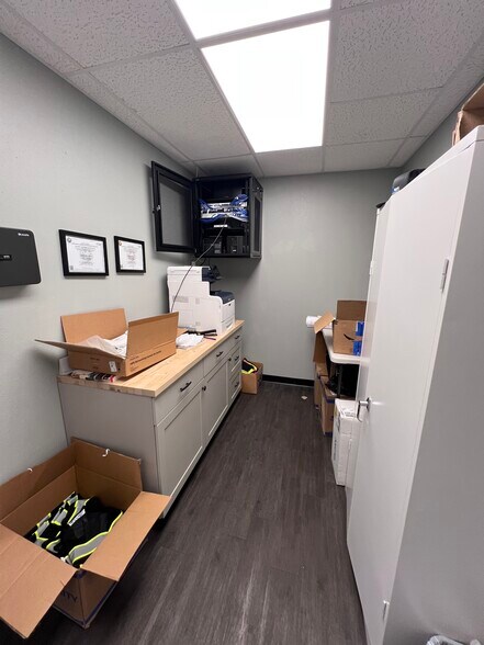 More Photos Of 5316 Lena Rd, Bradenton Light Distribution For Lease