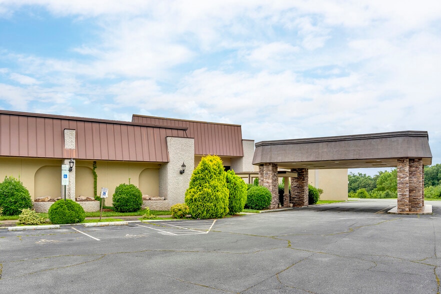 More Photos Of 201 Sugarloaf Rd, Hendersonville Hotel For Sale