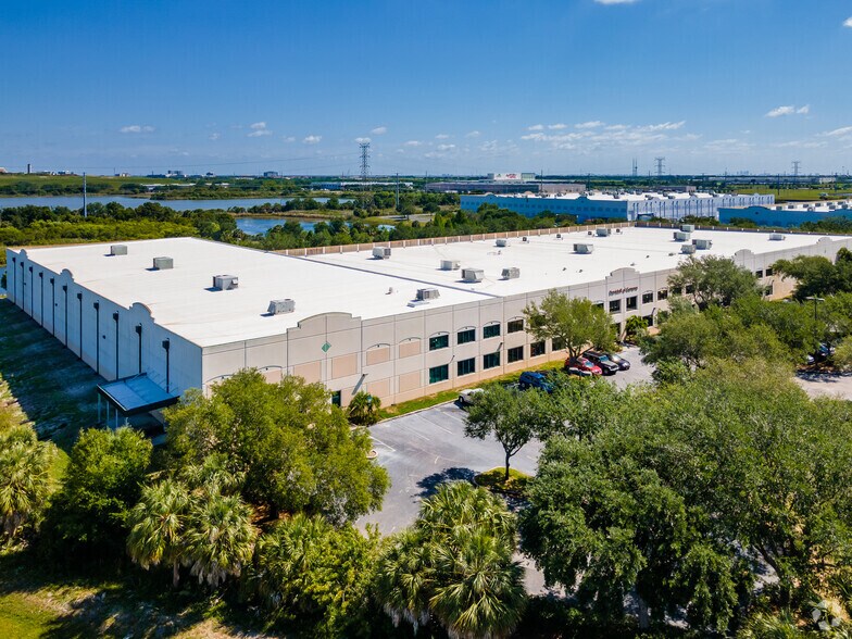 More Photos Of 3001 Gateway Centre Pky, Pinellas Park Warehouse For Lease