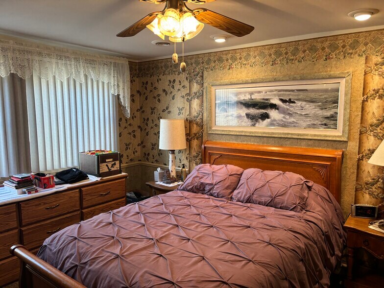 More Photos Of 2884 Fort St, Lincoln Park Office Residential For Sale