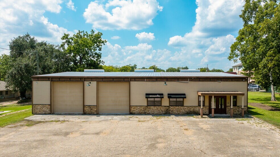 More Photos Of 213 Prairie St, Montgomery Industrial For Sale