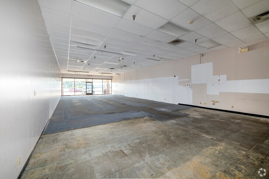 More Photos Of 301 Market Dr, Emporia Supermarket For Lease