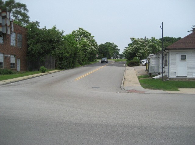 More Photos Of 366-368 Bluff City Blvd, Elgin Manufacturing For Lease