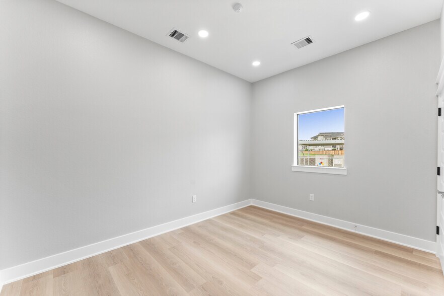 More Photos Of 11606 Westlock Dr, Tomball Medical For Sale