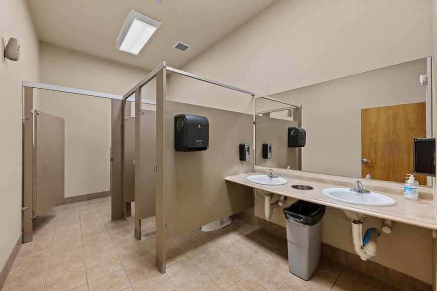 More Photos Of 1921 Corporate Dr, San Marcos Office For Lease