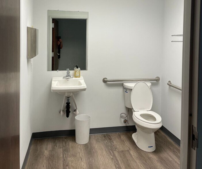 More Photos Of 1015 Nine North Dr, Alpharetta Light Distribution For Lease