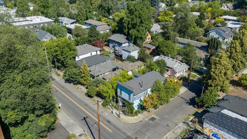 More Photos Of 3039 SE Stark St, Portland Storefront Retail Residential For Sale