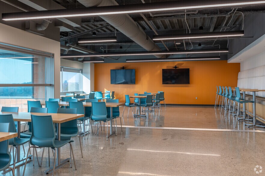 More Photos Of 25300-25330 Telegraph Rd, Southfield Office For Sale