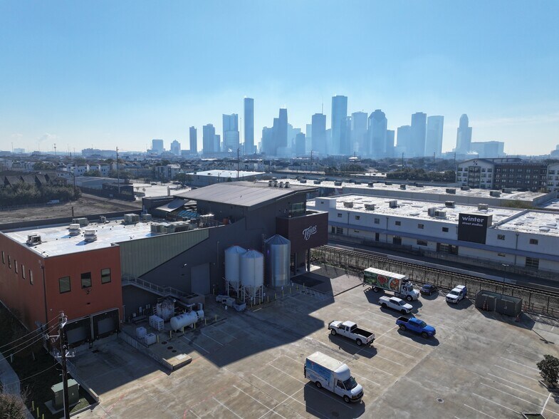 More Photos Of 2101 Summer St, Houston Freestanding For Lease