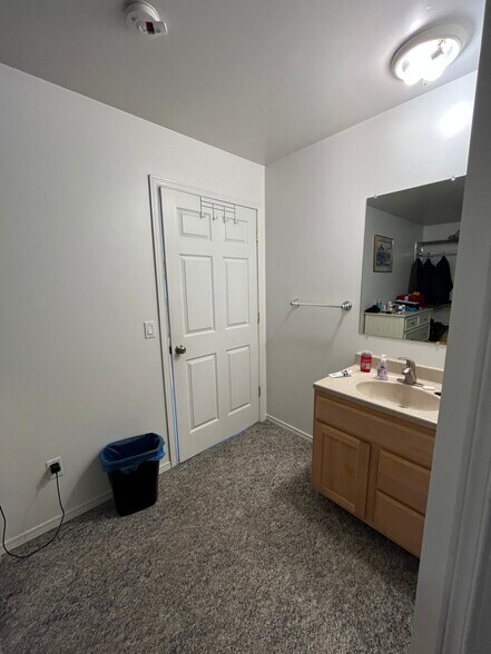 More Photos Of 1004 S Nordic Dr, Petersburg Hotel For Sale