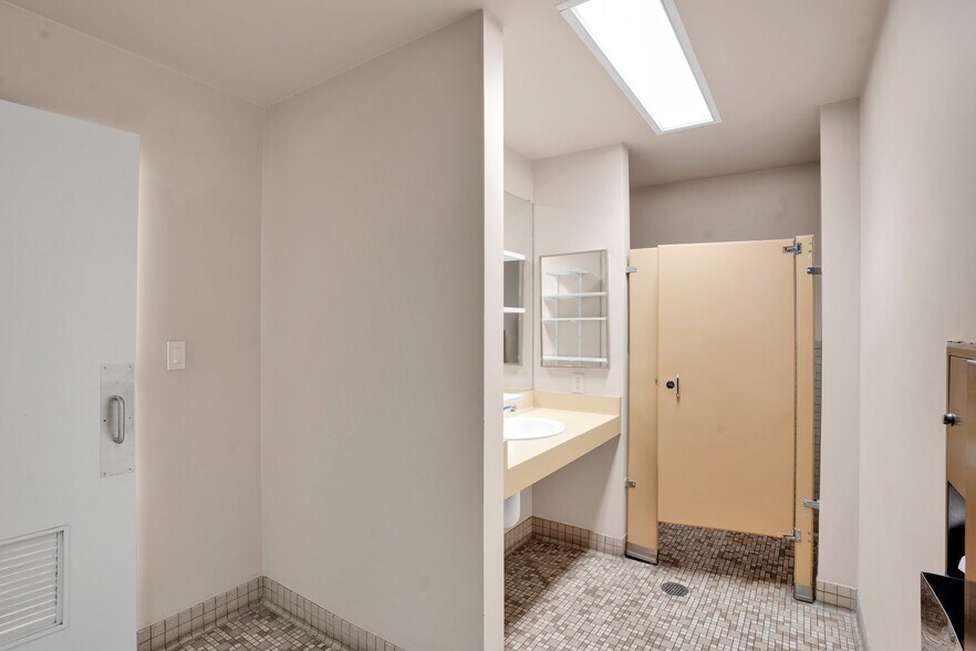 More Photos Of 780 Laurel St, San Carlos Bank For Lease