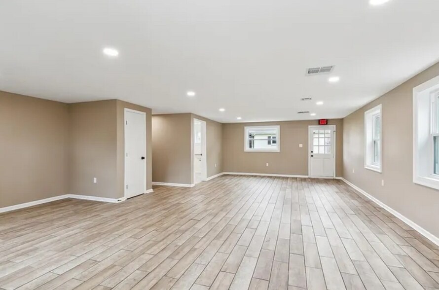 Primary Photo Of 2219 Paris Rd, Chalmette Storefront Retail Office For Sale