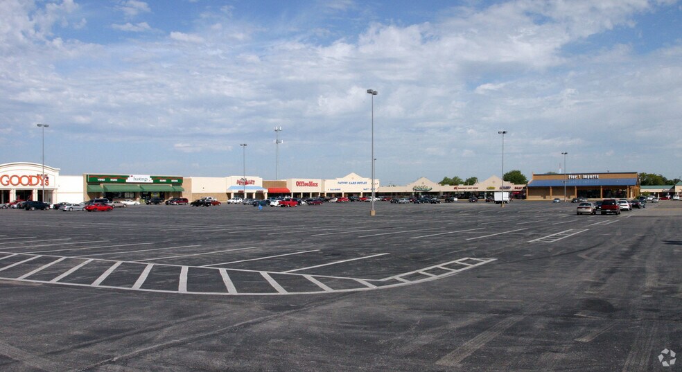 More Photos Of 410-530 S Rangeline Rd, Joplin Storefront For Sale