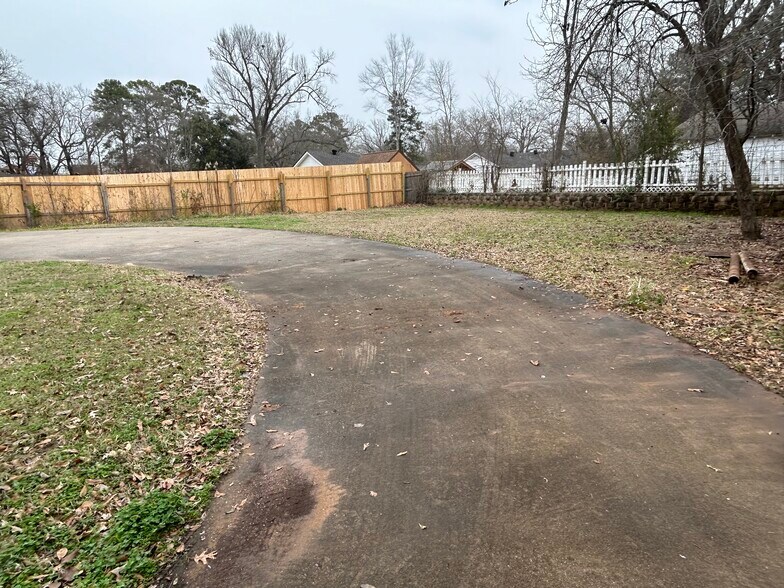 More Photos Of 404 N Henderson Blvd, Kilgore Office For Lease