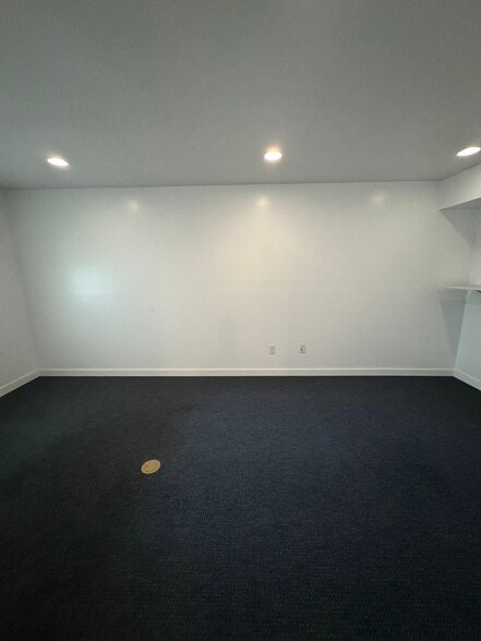 More Photos Of 59 W 9th St, Atlantic Beach Showroom For Lease