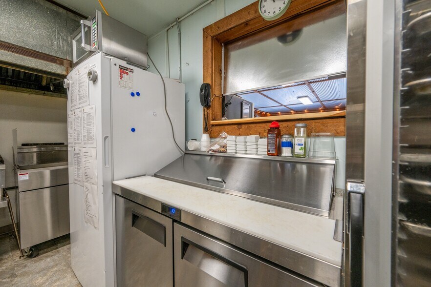 More Photos Of 2598 Tennessee Ave N, Parsons Storefront For Sale