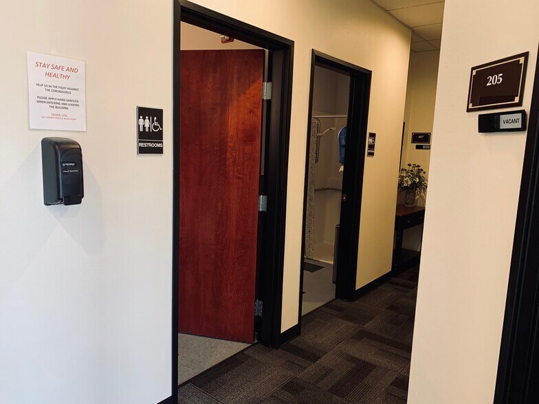 More Photos Of 717 NE 61st St, Vancouver Medical For Lease