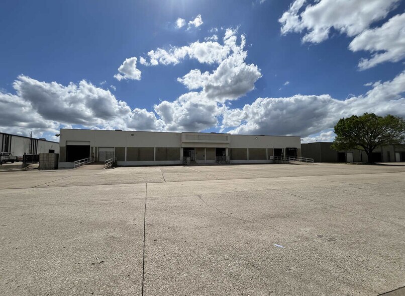 More Photos Of 4120 Billy Mitchell Dr, Addison Distribution For Lease