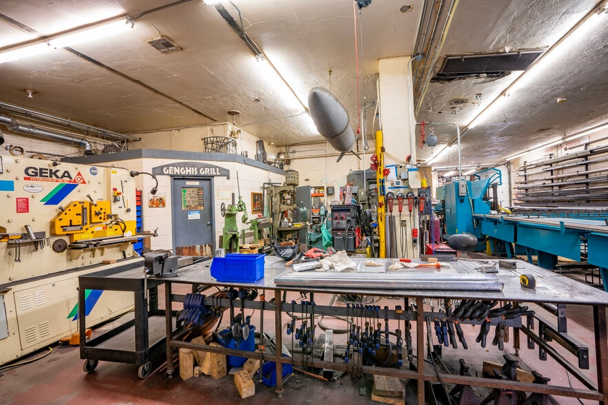 More Photos Of 2005 Wall St, Dallas Showroom For Lease