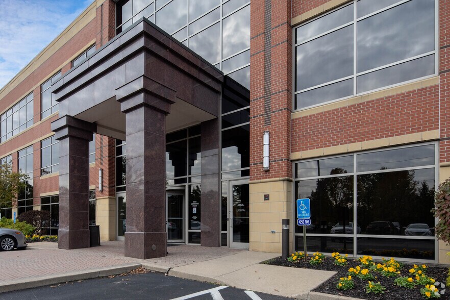 More Photos Of 9825 Kenwood Rd, Blue Ash Office For Lease