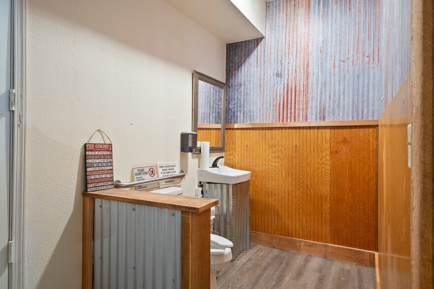 More Photos Of 108 Main St, Stevensville General Retail For Sale