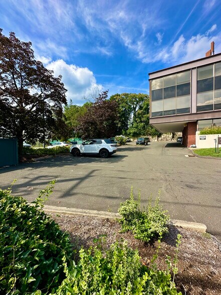 More Photos Of 1111 E Putnam Ave, Greenwich Office For Lease