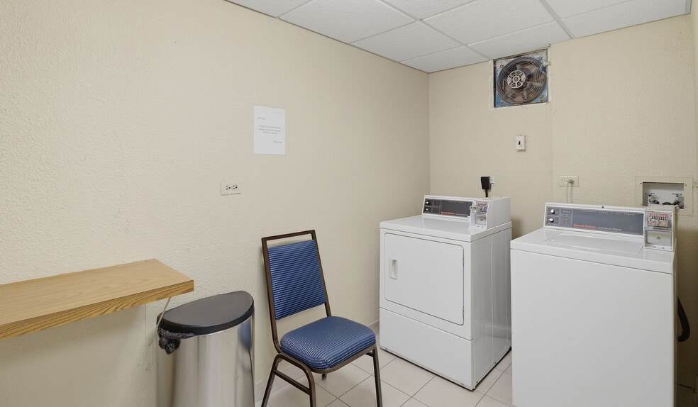 More Photos Of 100 West Algonquin Rd, Arlington Heights Hotel For Sale