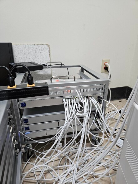 More Photos Of 4450-4490 Beltway Dr, Addison Research And Development For Lease