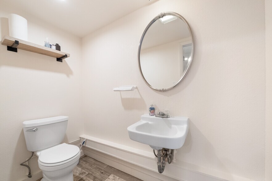 More Photos Of 122 E Cranston Ave, Fowler Flex For Sale