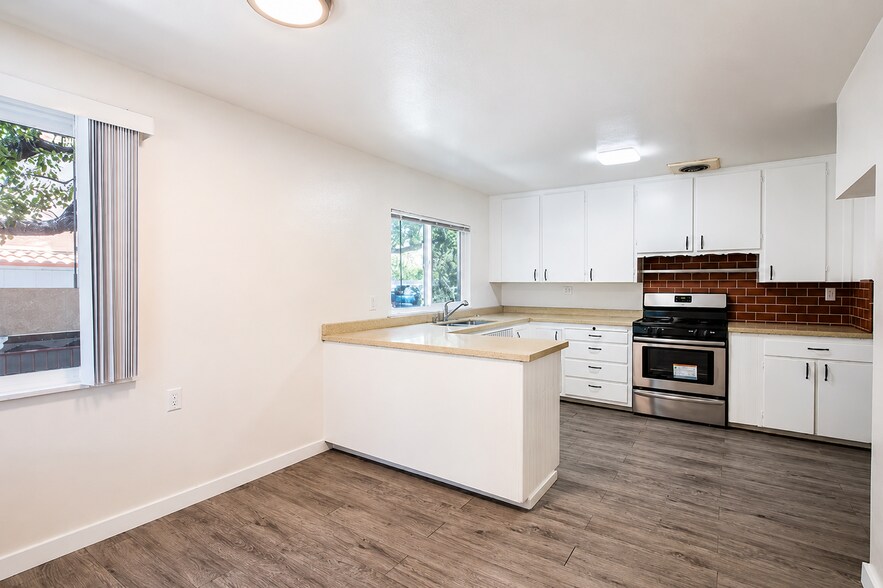 More Photos Of 2520 Montrose Ave, Montrose Apartments For Sale