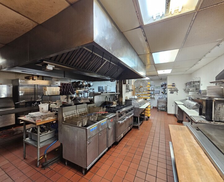 More Photos Of 1902 N Merrill Ave, Glendive Showroom For Sale