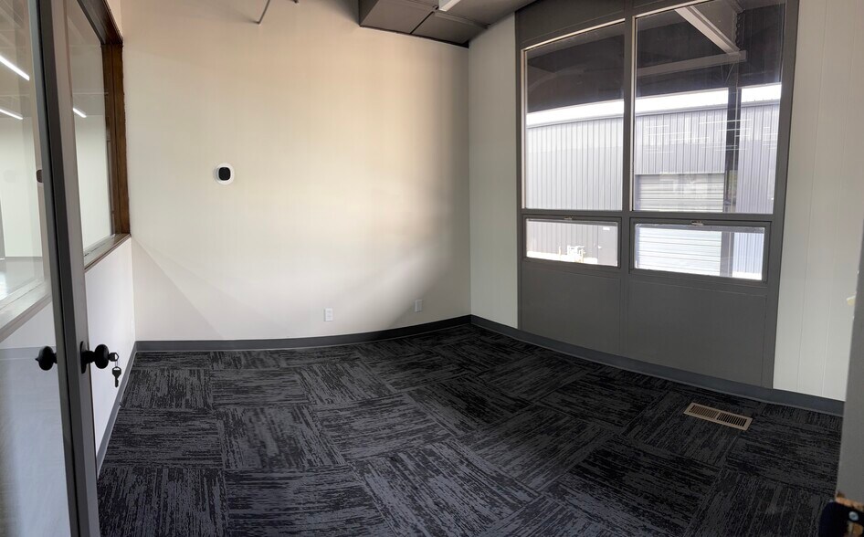 More Photos Of 115 N Geneva Rd, Vineyard Office For Lease