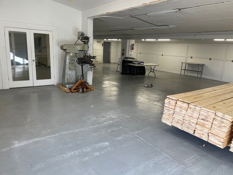 More Photos Of 219 & 303 W Chase st, Springfield Light Distribution For Lease