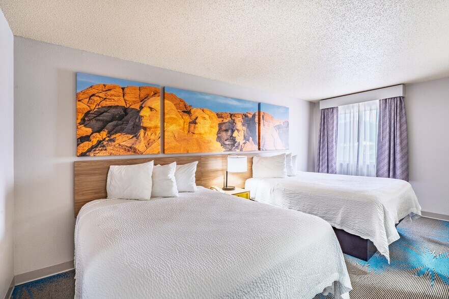 More Photos Of 519 Crook St, Custer Hotel For Sale