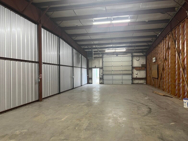 More Photos Of 115 NW Adeline Ave, Bartlesville Warehouse For Lease