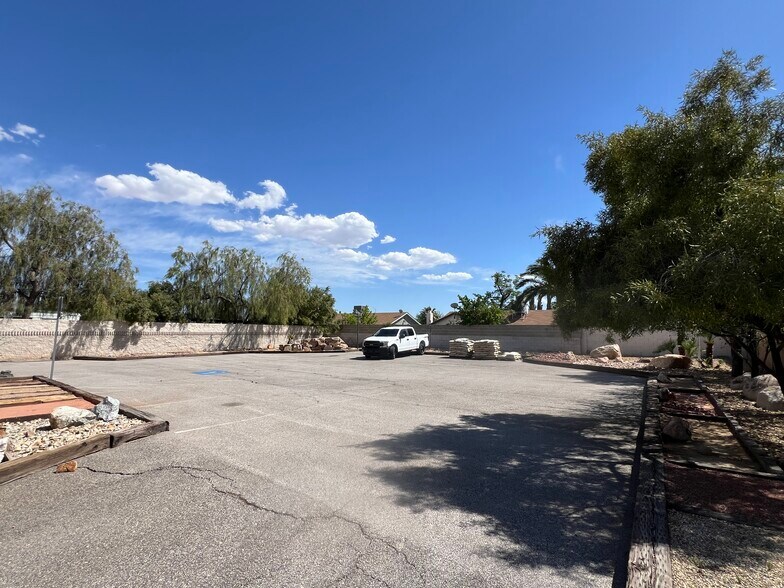 More Photos Of 3909 Vegas Dr, Las Vegas Office For Sale
