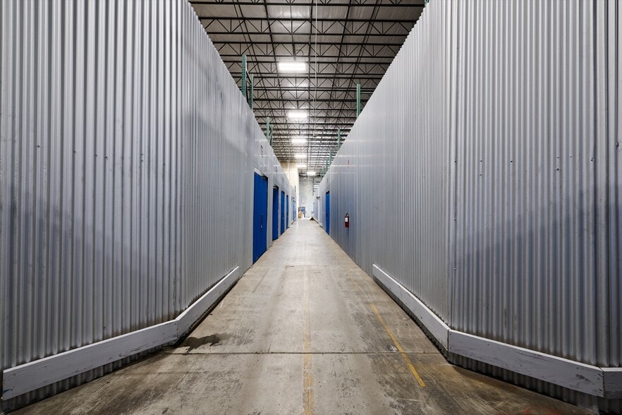 More Photos Of 2507 Investors Row, Orlando Distribution For Lease