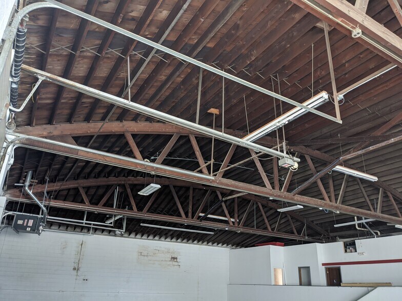 More Photos Of 250 S Kinzie Ave, Bradley Flex For Sale