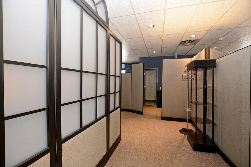 More Photos Of 512 Higgins Rd, Park Ridge Office For Lease