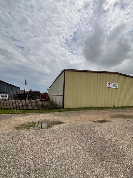 More Photos Of 3201 Texas Ave, La Marque Warehouse For Sale