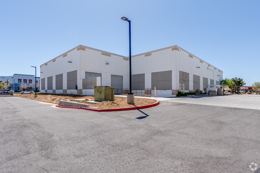More Photos Of 38940 Trade Center Dr, Palmdale Warehouse For Lease