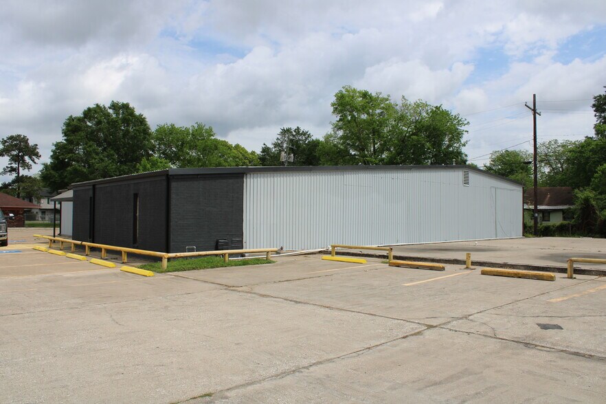 More Photos Of 2455 S 4th St, Beaumont Warehouse For Lease