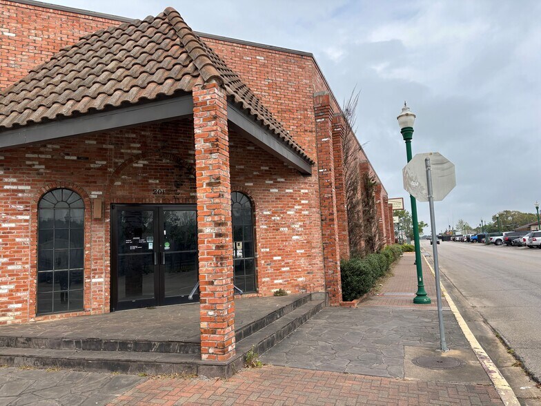 More Photos Of 201 N Pacific St, Conroe Freestanding For Lease